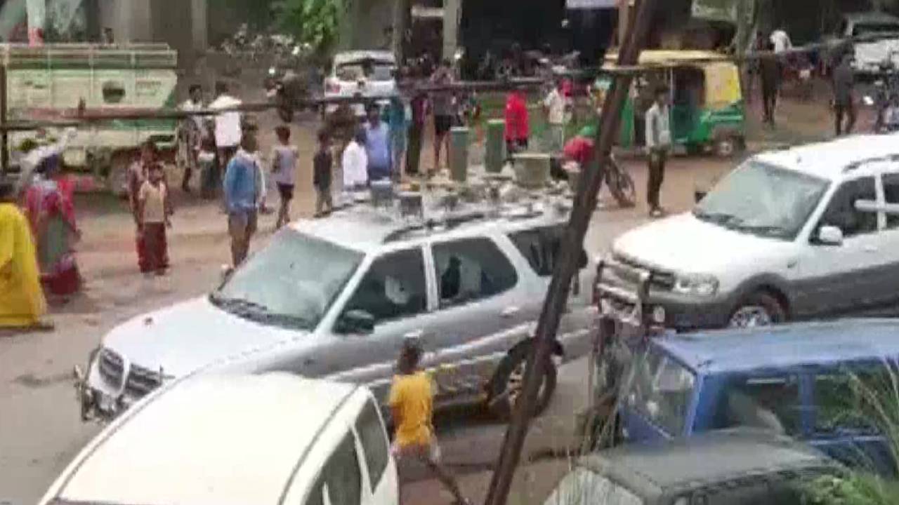 CM Nitish Kumar : బీహార్ సీఎం నితీశ్ కాన్వాయ్ పై రాళ్ల దాడి .. 13మంది అరెస్ట్ CM Nitish Kumar : బీహార్ సీఎం నితీశ్ కాన్వాయ్ పై రాళ్ల దాడి .. 13మంది అరెస్ట్