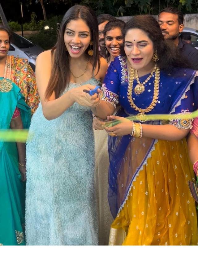 >బొటిక్ షాపు ఓపెనింగ్ లో మెరిపిస్తున్న సుస్మిత అనాల
