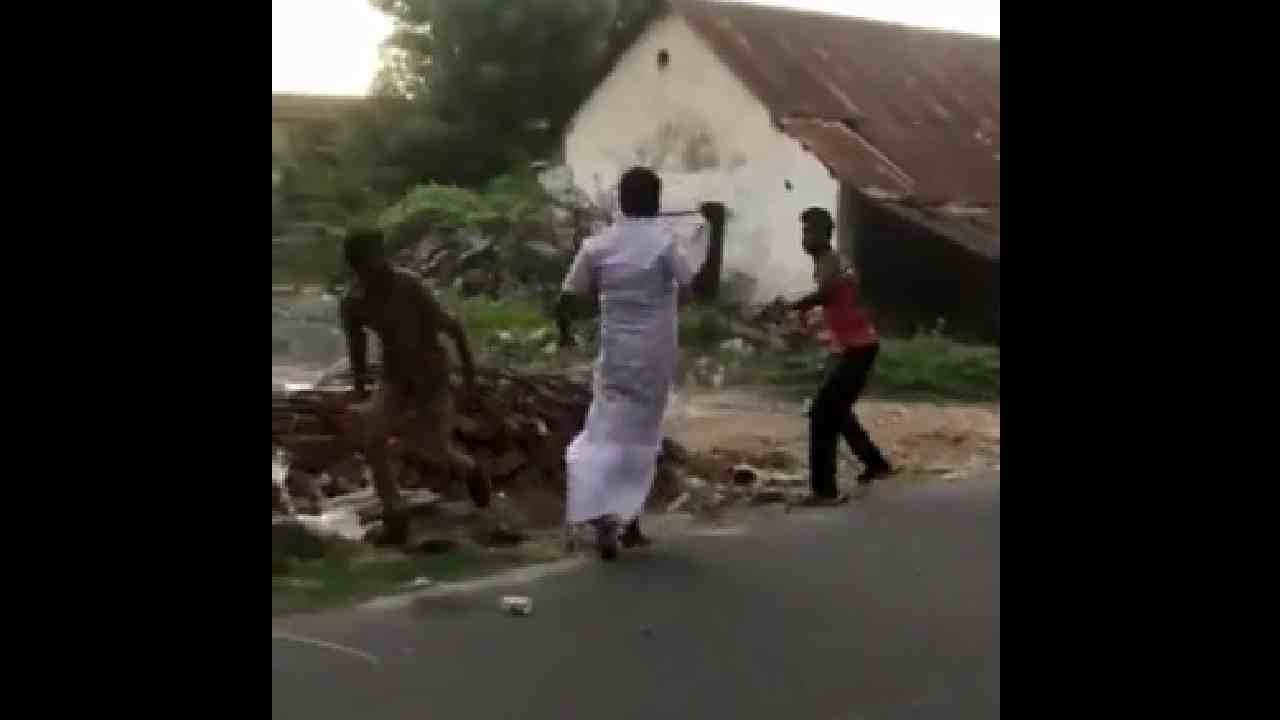 Viral video: కొడవలితో వెంటపడ్డ డీఎంకే కౌన్సిలర్ భర్త.. భయంతో పరుగులు తీసిన యువకులు Viral video: కొడవలితో వెంటపడ్డ డీఎంకే కౌన్సిలర్ భర్త.. భయంతో పరుగులు తీసిన యువకులు