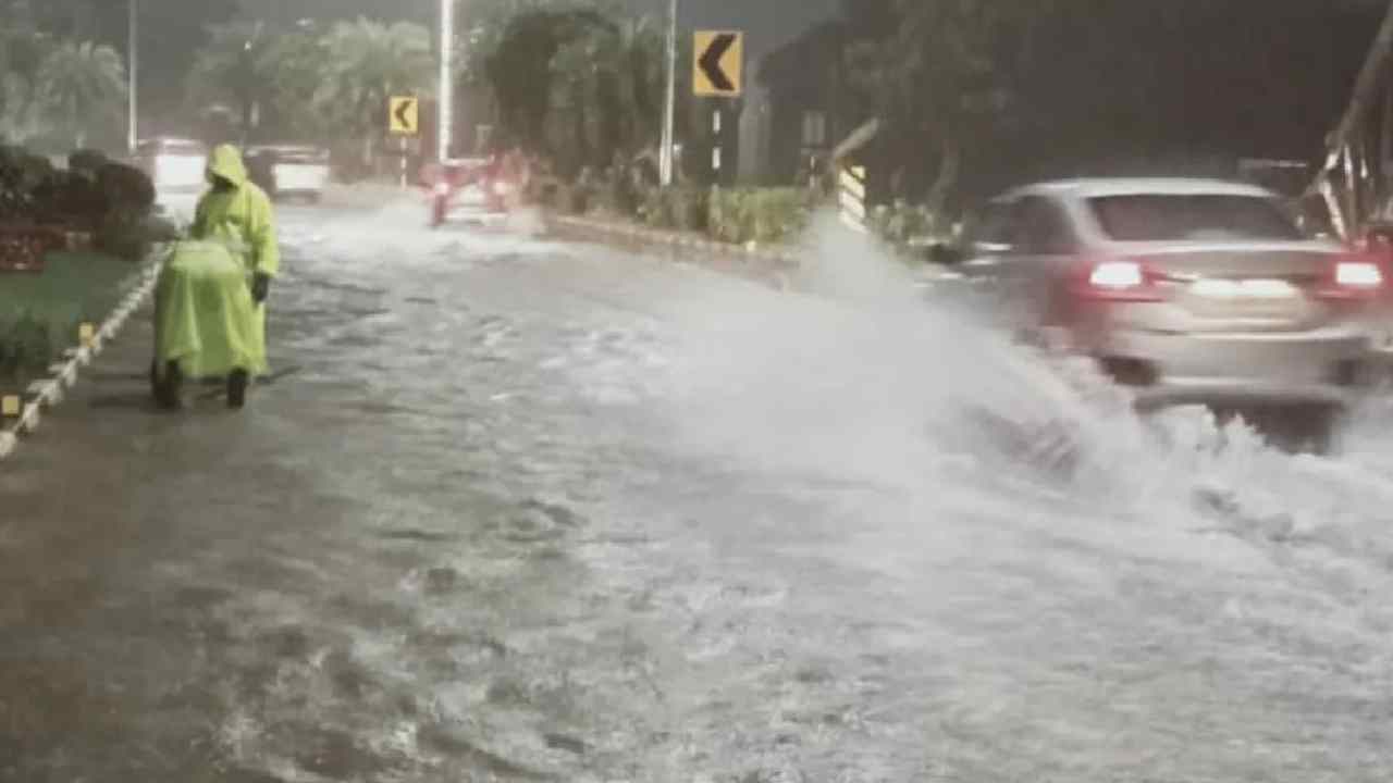 Rains In Telangana : బంగాళాఖాతంలో అల్పపీడనం-తెలంగాణలో నేడు,రేపు భారీ వర్షాలు Rains In Telangana : బంగాళాఖాతంలో అల్పపీడనం-తెలంగాణలో నేడు,రేపు భారీ వర్షాలు