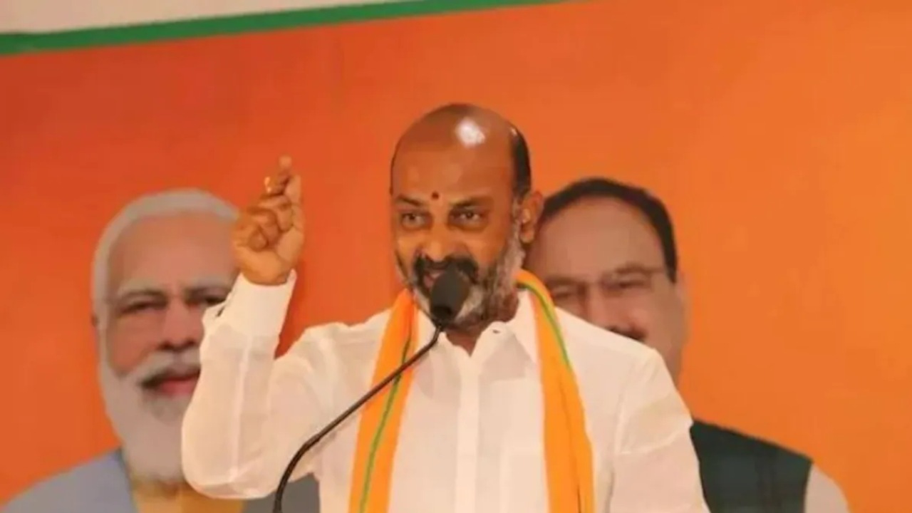 Telangana : ‘10 నుంచి 12 మంది టీఆర్ఎస్ ఎమ్మెల్యేలు టచ్ లో ఉన్నారు’: బండి సంజయ్ సంచలన వ్యాఖ్యలు Telangana : ‘10 నుంచి 12 మంది టీఆర్ఎస్ ఎమ్మెల్యేలు టచ్ లో ఉన్నారు’: బండి సంజయ్ సంచలన వ్యాఖ్యలు