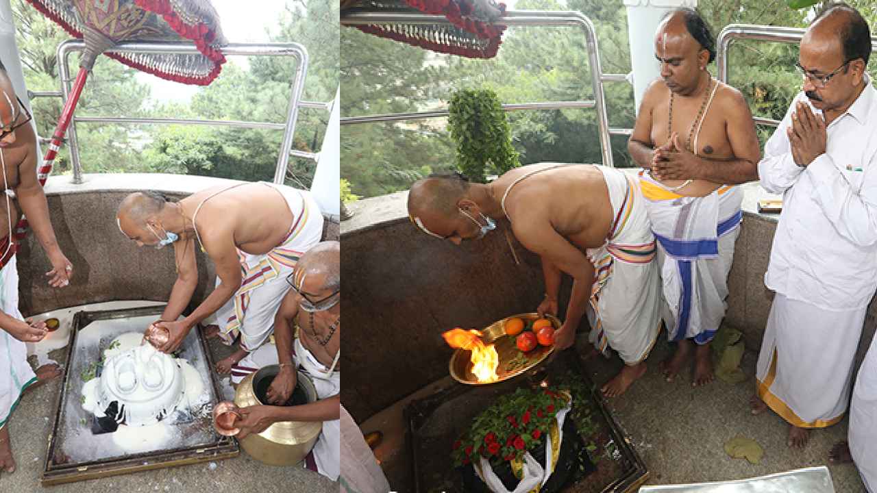 Tirumala : శ్రీవారి పాదాల చెంత వేడుకగా ఛత్రస్థాపనోత్సవం Tirumala : శ్రీవారి పాదాల చెంత వేడుకగా ఛత్రస్థాపనోత్సవం