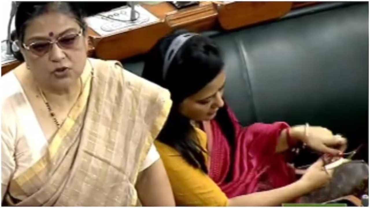 Mahua Moitra: అధిక ధరలపై చర్చ జరుగుతుండగా ఖరీదైన బ్యాగ్ను కనిపించకుండా దాచిన ఎంపీ! Mahua Moitra: అధిక ధరలపై చర్చ జరుగుతుండగా ఖరీదైన బ్యాగ్ను కనిపించకుండా దాచిన ఎంపీ!