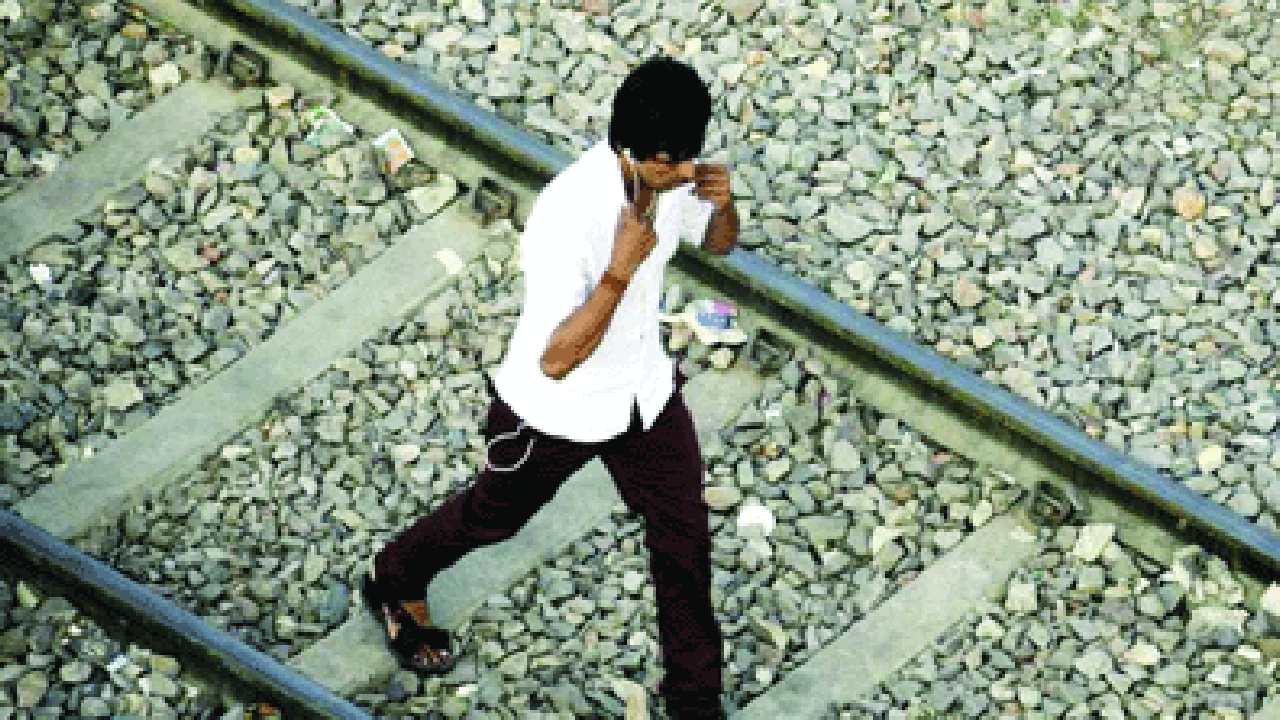 Walking with earphones: ఇయర్ ఫోన్స్ పెట్టుకుని రైలు పట్టాల మధ్య నడక.. ముగ్గురు యువకుల మృతి Walking with earphones: ఇయర్ ఫోన్స్ పెట్టుకుని రైలు పట్టాల మధ్య నడక.. ముగ్గురు యువకుల మృతి