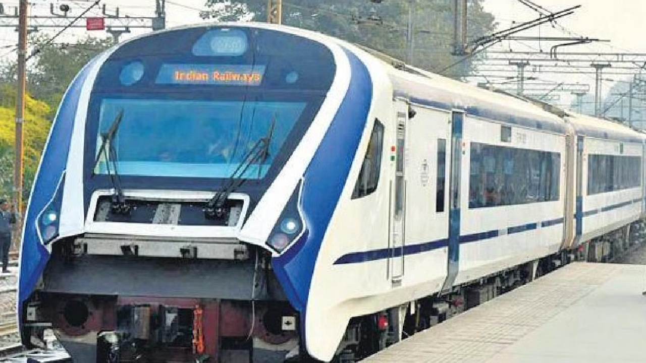 Vande Bharat train: ట్రయల్ రన్లో సమర్థంగా 180 కేఎంపీహెచ్ వేగంతో వెళ్ళిన అత్యాధునిక ‘వందే భారత్’ రైలు Vande Bharat train: ట్రయల్ రన్లో సమర్థంగా 180 కేఎంపీహెచ్ వేగంతో వెళ్ళిన అత్యాధునిక ‘వందే భారత్’ రైలు