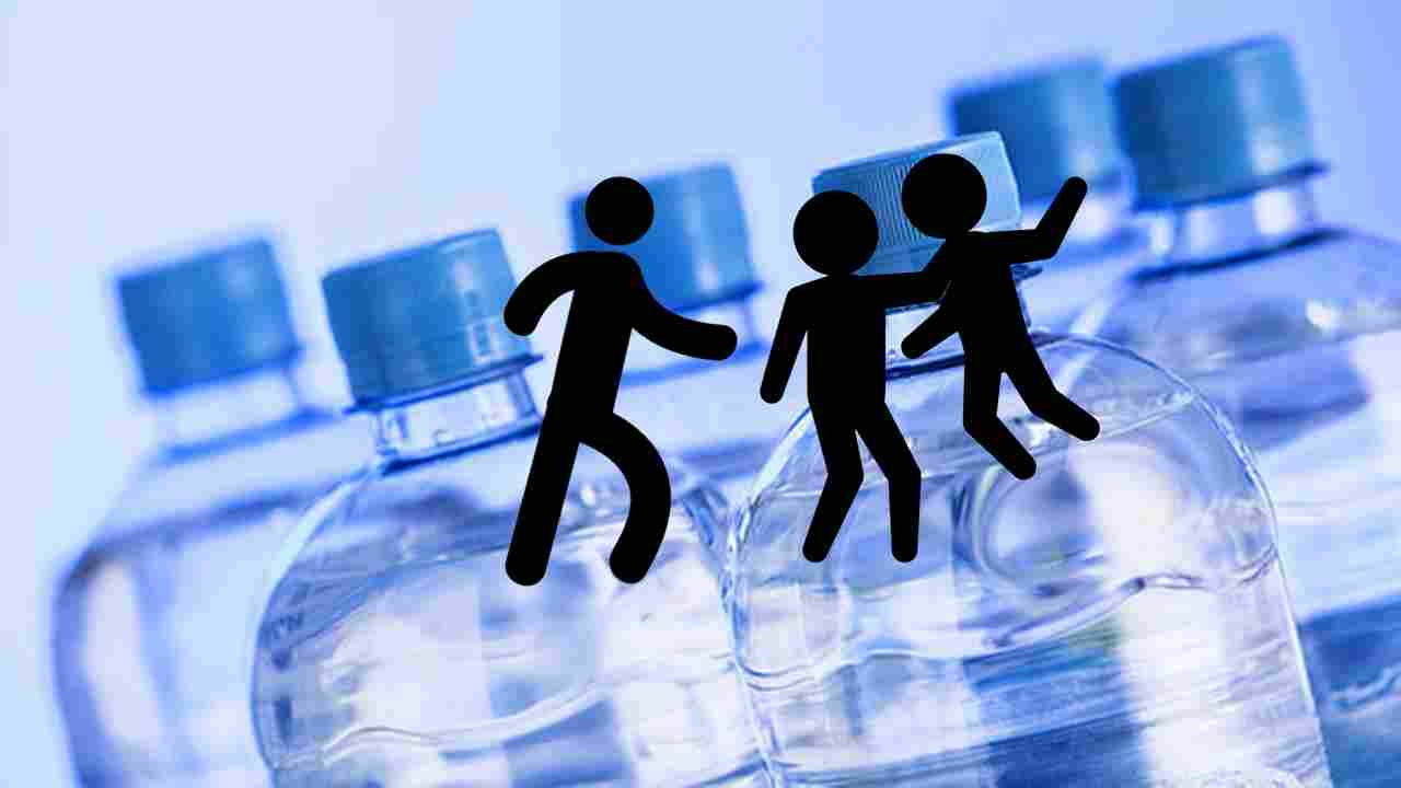 Water Bottle: వాటర్ బాటిల్ విషయంలో గొడవ.. వ్యక్తిని ట్రైన్లో నుంచి తోసేసిన సిబ్బంది Water Bottle: వాటర్ బాటిల్ విషయంలో గొడవ.. వ్యక్తిని ట్రైన్లో నుంచి తోసేసిన సిబ్బంది