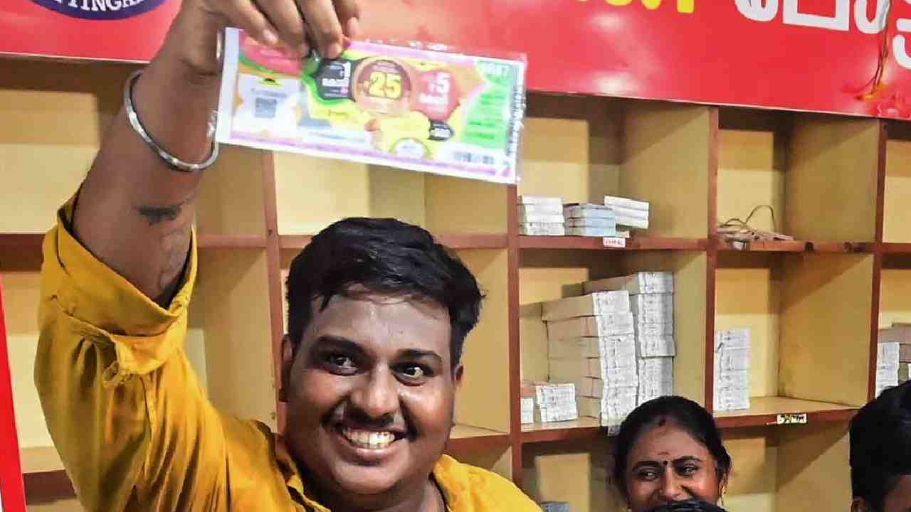25 Crore Lottery: లాటరీ గెలిచాక ప్రశాంతత పోయింది.. నిద్ర కూడా పట్టడం లేదు.. కారణం వాళ్లే 25 Crore Lottery: లాటరీ గెలిచాక ప్రశాంతత పోయింది.. నిద్ర కూడా పట్టడం లేదు.. కారణం వాళ్లే