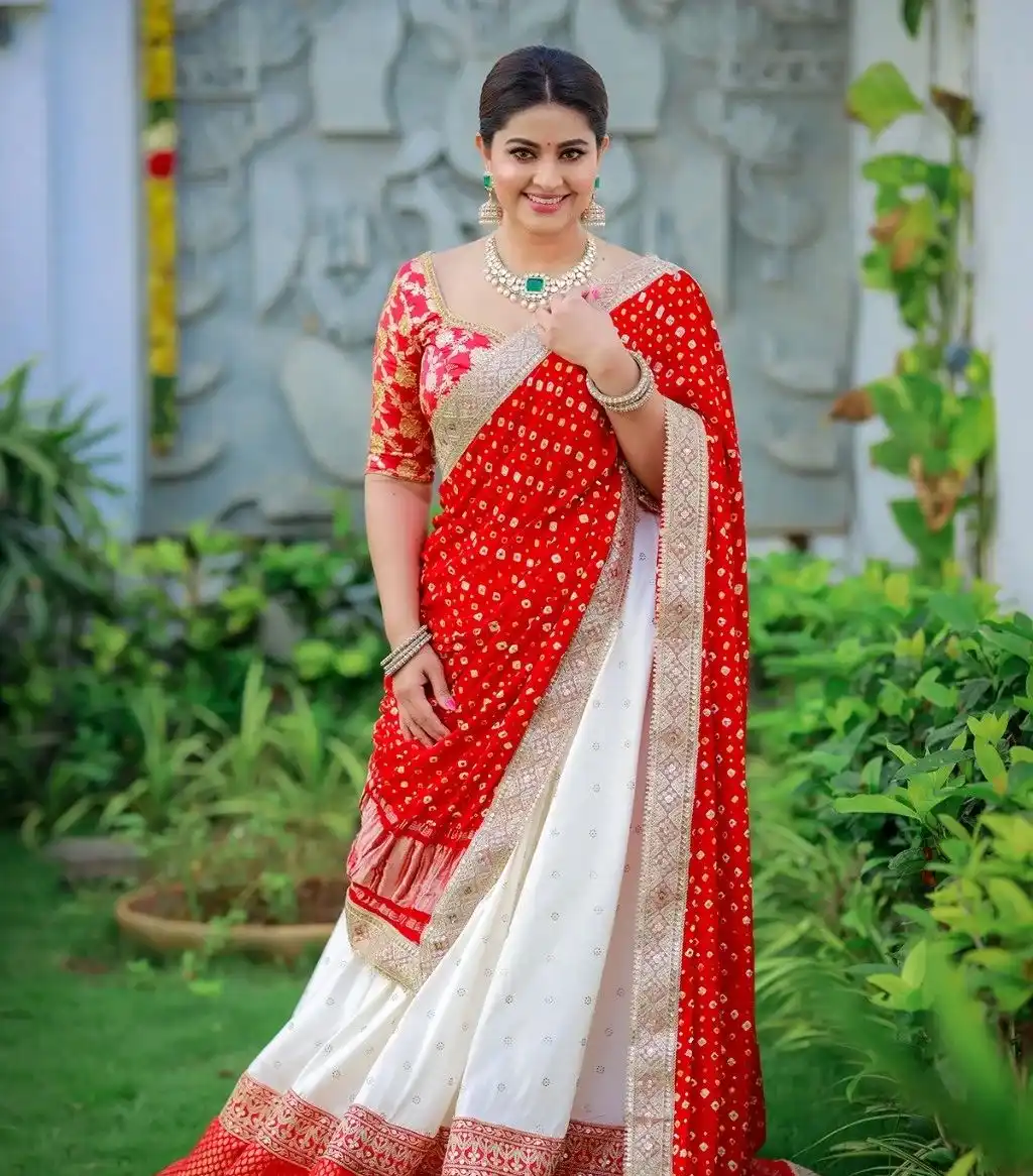 Actress Sneha Looks Gorgeous In Latest Pics
