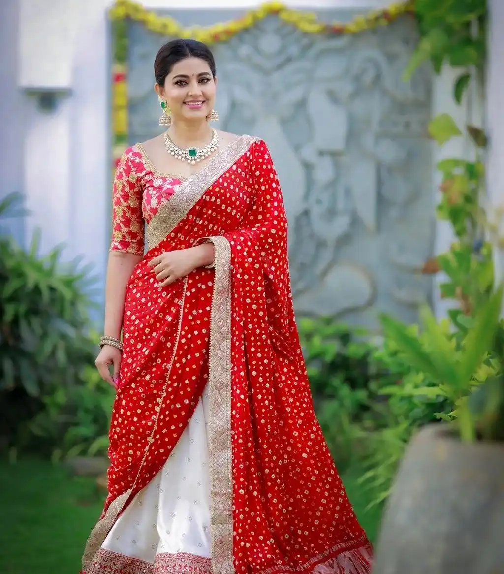 Actress Sneha Looks Gorgeous In Latest Pics