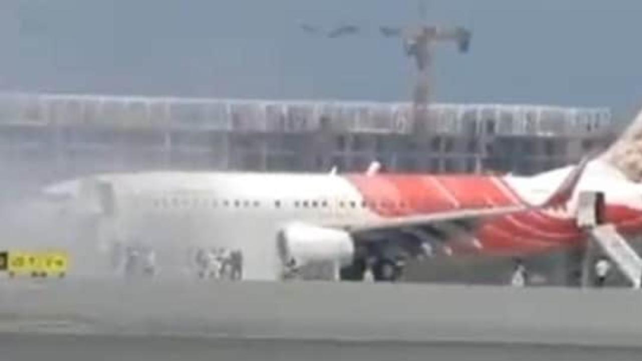 Air India Flight: మస్కట్లో ఎయిరిండియా విమానంలో పొగలు.. ప్రయాణికులు సురక్షితం Air India Flight: మస్కట్లో ఎయిరిండియా విమానంలో పొగలు.. ప్రయాణికులు సురక్షితం