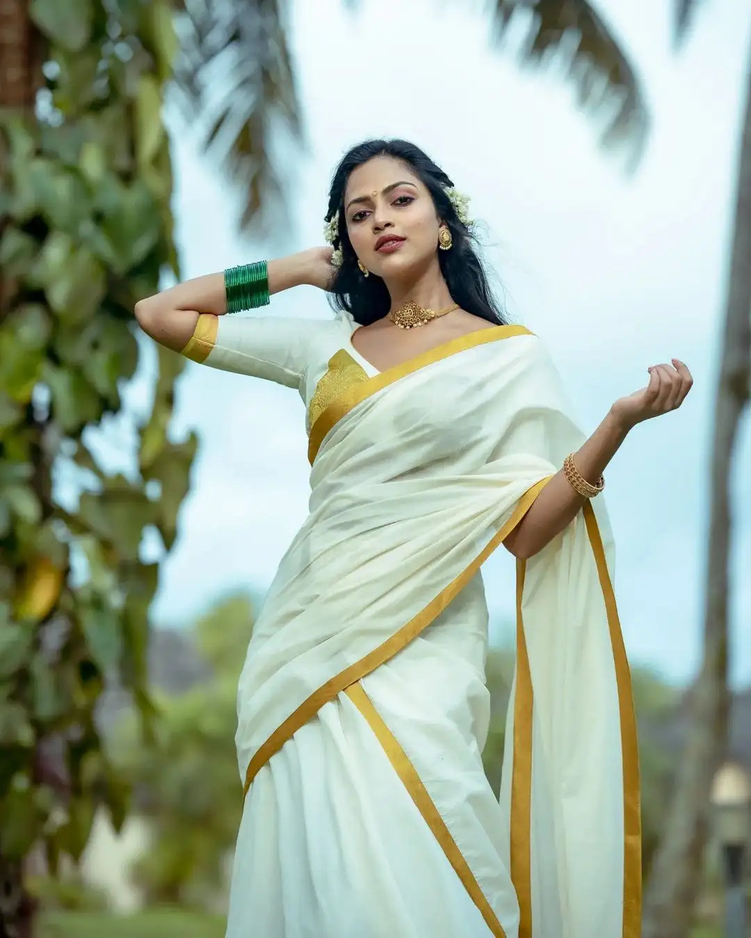 Amalapaul Stunning Photos in White saree on Onam Festival 