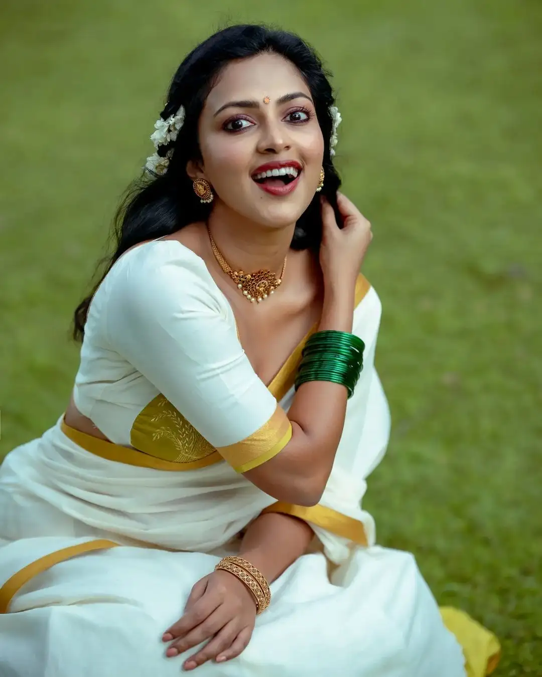 Amalapaul Stunning Photos in White saree on Onam Festival 