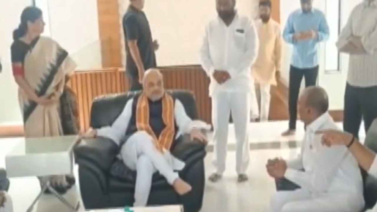 Amit Shah Meets Etela Rajender : బీజేపీ ఎమ్మెల్యే ఈటలతో అమిత్ షా ఏకాంత సమావేశం.. పొలిటికల్ సర్కిల్స్లో హాట్ టాపిక్గా మారిన భేటీ Amit Shah Meets Etela Rajender : బీజేపీ ఎమ్మెల్యే ఈటలతో అమిత్ షా ఏకాంత సమావేశం.. పొలిటికల్ సర్కిల్స్లో హాట్ టాపిక్గా మారిన భేటీ