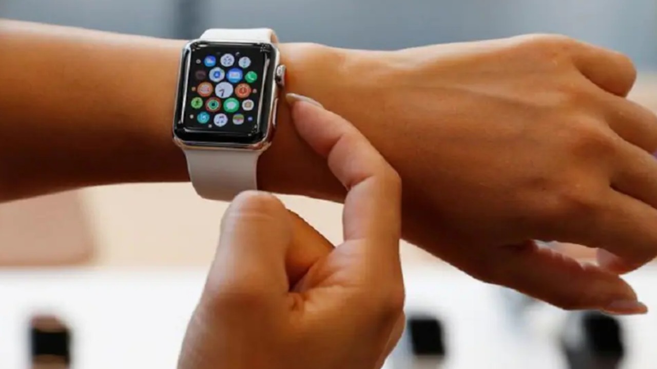 Apple Watch saves life of a 54 years old man this time, warns him of abnormal heart rate