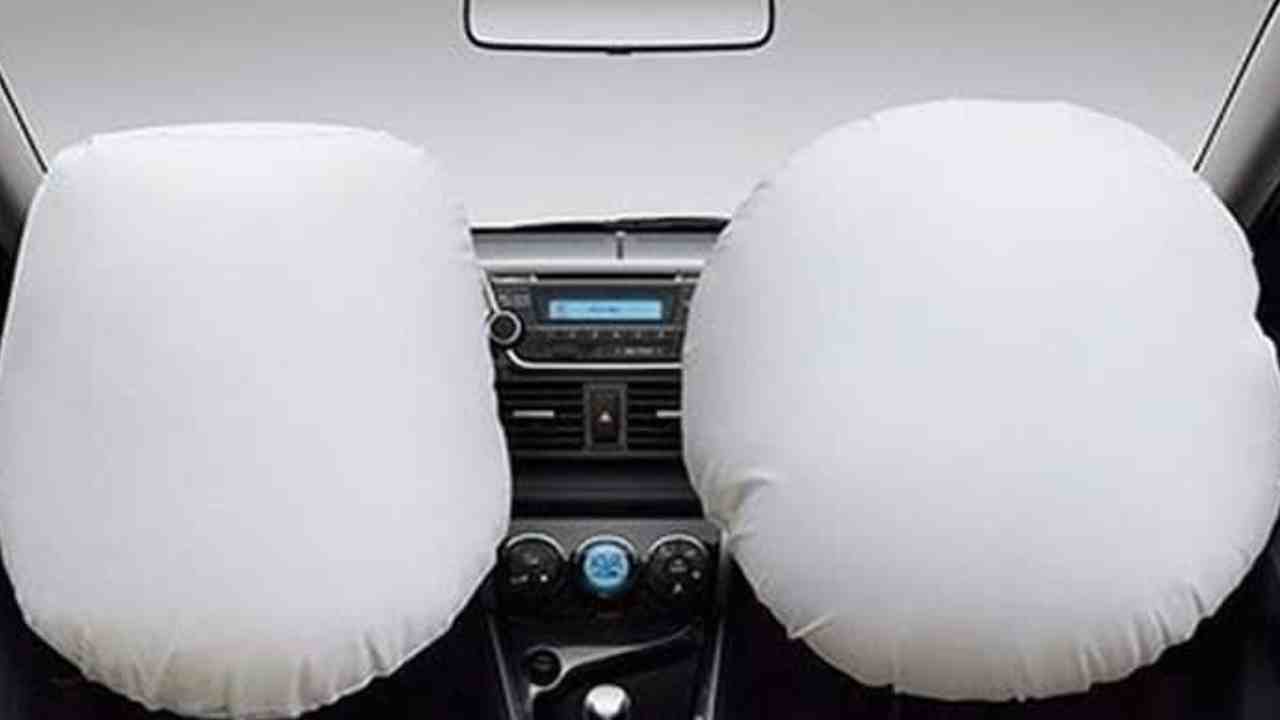 Six Airbags In Car: ప్రయాణీకుల భద్రత దృష్ట్యా కేంద్రం కీలక నిర్ణయం.. కార్లలో ఆరు ఎయిర్ బ్యాగ్స్ తప్పనిసరి .. ఎప్పటి నుంచి అంటే? Six Airbags In Car: ప్రయాణీకుల భద్రత దృష్ట్యా కేంద్రం కీలక నిర్ణయం.. కార్లలో ఆరు ఎయిర్ బ్యాగ్స్ తప్పనిసరి .. ఎప్పటి నుంచి అంటే?