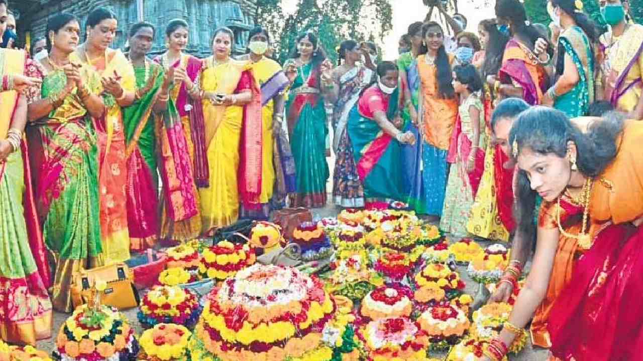 Bathukamma: తొమ్మిది రోజులూ.. తొమ్మిది తీర్లు.. ఇదీ బతుకమ్మ సాగే విధానం Bathukamma: తొమ్మిది రోజులూ.. తొమ్మిది తీర్లు.. ఇదీ బతుకమ్మ సాగే విధానం