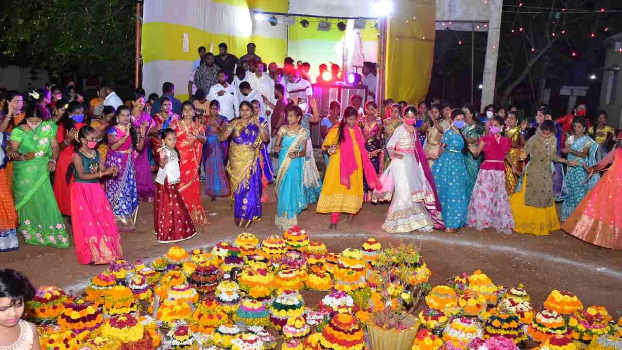 Bathukamma: 25 నుంచి బతుకమ్మ సంబరాలు ప్రారంభం.. ఘనంగా వేడుకలకు సిద్ధం Bathukamma: 25 నుంచి బతుకమ్మ సంబరాలు ప్రారంభం.. ఘనంగా వేడుకలకు సిద్ధం