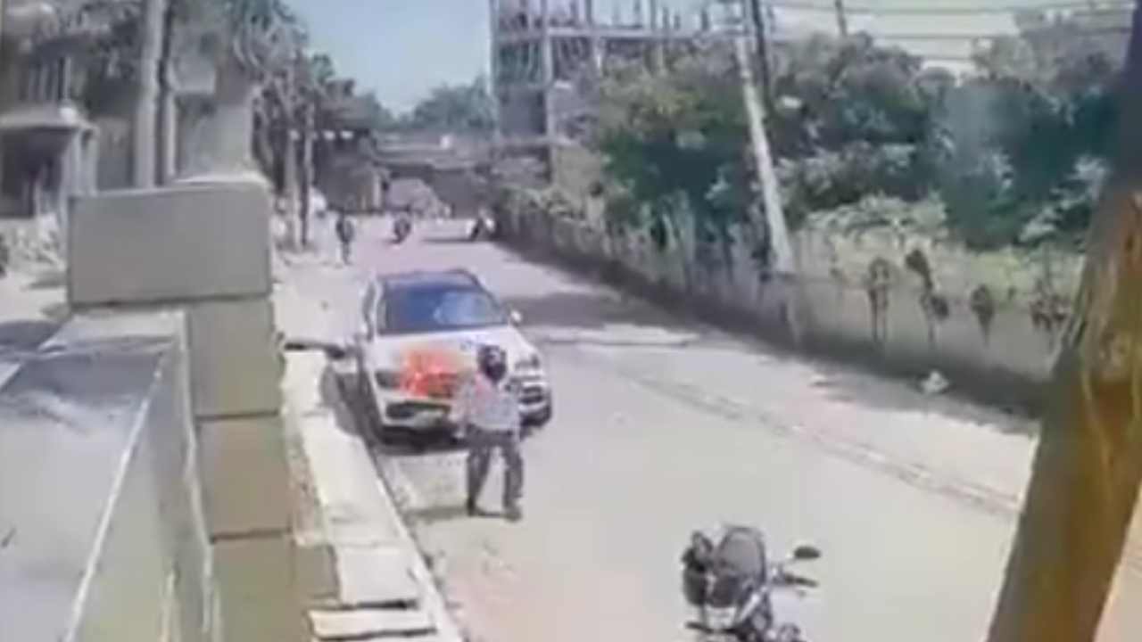Benz Car On Fire: యజమాని బెంజ్ కారుకు నిప్పంటించిన కూలీ.. సీసీ కెమెరాల్లో రికార్డు.. ఎందుకలా చేశాడంటే.. Benz Car On Fire: యజమాని బెంజ్ కారుకు నిప్పంటించిన కూలీ.. సీసీ కెమెరాల్లో రికార్డు.. ఎందుకలా చేశాడంటే..
