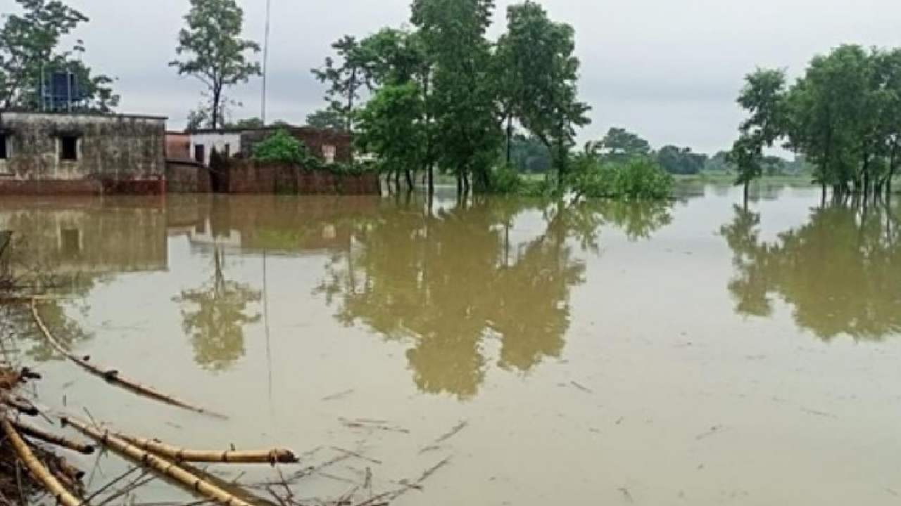 Bihar: మోకాలి లోతు వరద… డ్రమ్ములతో బోటు తయారు చేసి పేషెంట్ను ఆస్పత్రికి తీసుకెళ్లిన కుటుంబ సభ్యులు Bihar: మోకాలి లోతు వరద… డ్రమ్ములతో బోటు తయారు చేసి పేషెంట్ను ఆస్పత్రికి తీసుకెళ్లిన కుటుంబ సభ్యులు