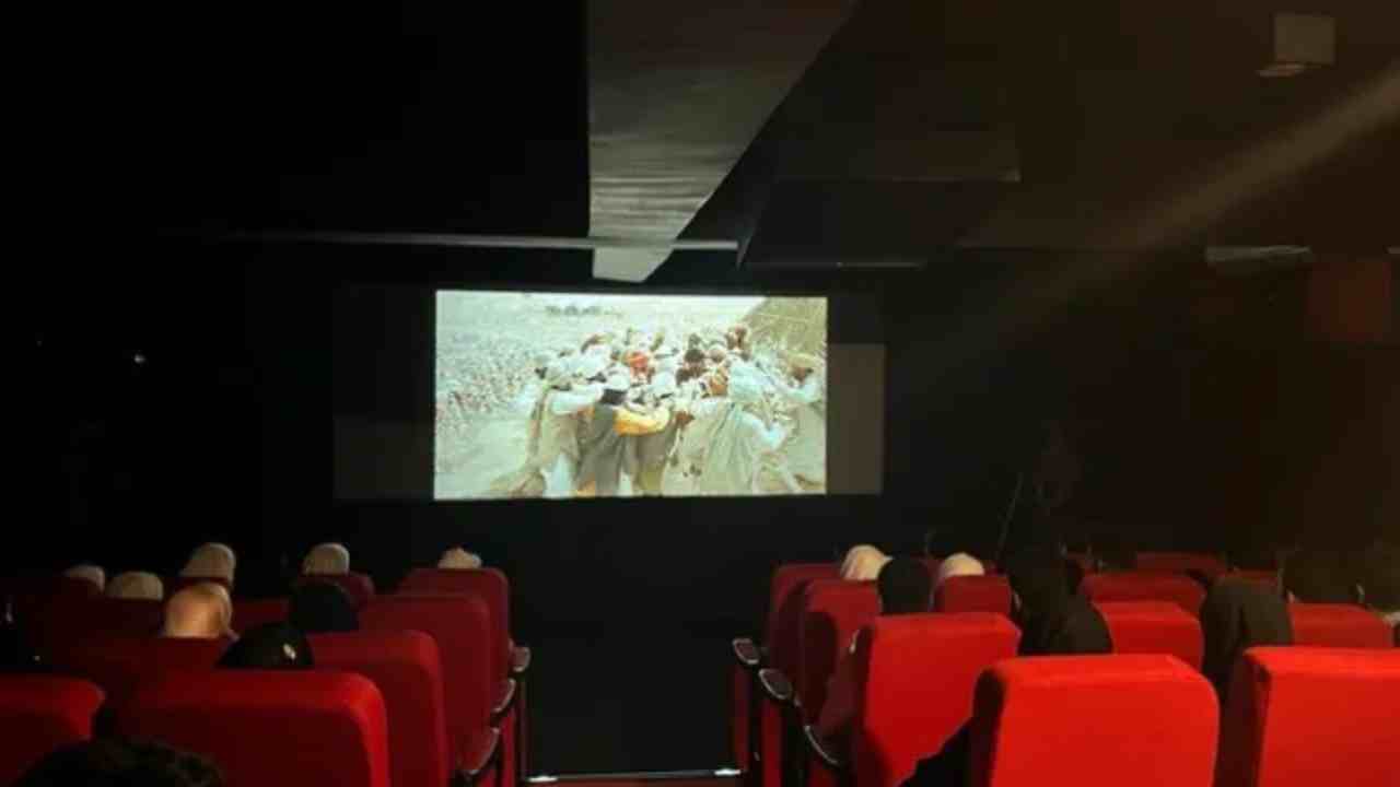 Cinema Halls Opend In Kashmir: 32ఏళ్ల తరువాత.. కశ్మీర్లో తెరుచుకున్న సినిమా హాళ్లు.. ఏఏ ప్రాంతాల్లో అంటే.. Cinema Halls Opend In Kashmir: 32ఏళ్ల తరువాత.. కశ్మీర్లో తెరుచుకున్న సినిమా హాళ్లు.. ఏఏ ప్రాంతాల్లో అంటే..
