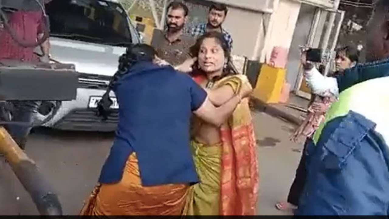 Caught On Camera: టోల్ ప్లాజా దగ్గర గొడవ.. ఒకరిపై ఒకరు దాడి చేసుకున్న మహిళలు.. వీడియో వైరల్ Caught On Camera: టోల్ ప్లాజా దగ్గర గొడవ.. ఒకరిపై ఒకరు దాడి చేసుకున్న మహిళలు.. వీడియో వైరల్