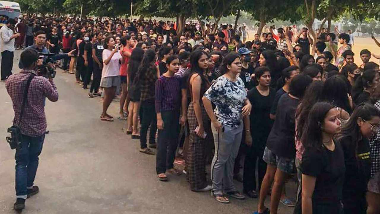 Chandigarh University: ఛండీఘడ్ యూనివర్సిటీలో కొనసాగుతున్న నిరసనలు.. అధికారులు అబద్ధాలు చెబుతున్నారంటున్న విద్యార్థులు Chandigarh University: ఛండీఘడ్ యూనివర్సిటీలో కొనసాగుతున్న నిరసనలు.. అధికారులు అబద్ధాలు చెబుతున్నారంటున్న విద్యార్థులు