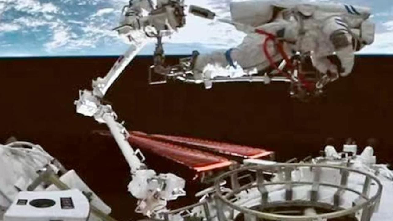 Chinese astronauts spacewalk: చైనా కొత్త అంతరిక్ష కేంద్రం నుంచి స్పేస్ వాక్ చేసిన ఇద్దరు వ్యోమగాములు Chinese astronauts spacewalk: చైనా కొత్త అంతరిక్ష కేంద్రం నుంచి స్పేస్ వాక్ చేసిన ఇద్దరు వ్యోమగాములు