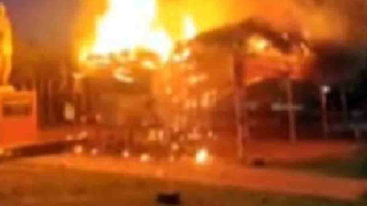 Chittoor Fire Accident: చిత్తూరు జిల్లాలో విషాదం.. పేపర్ ప్లేట్ల యూనిట్లో అగ్నిప్రమాదం.. ముగ్గురు సజీవదహనం Chittoor Fire Accident: చిత్తూరు జిల్లాలో విషాదం.. పేపర్ ప్లేట్ల యూనిట్లో అగ్నిప్రమాదం.. ముగ్గురు సజీవదహనం