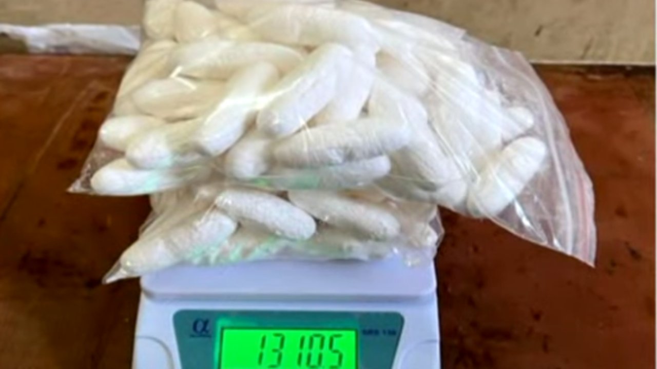 Cocaine Seized In Mumbai Airport : కడుపులో రూ.13 కోట్ల విలువైన కొకైన్ దాచి తరలింపు .. గుర్తించి పట్టుకున్న అధికారులు Cocaine Seized In Mumbai Airport : కడుపులో రూ.13 కోట్ల విలువైన కొకైన్ దాచి తరలింపు .. గుర్తించి పట్టుకున్న అధికారులు