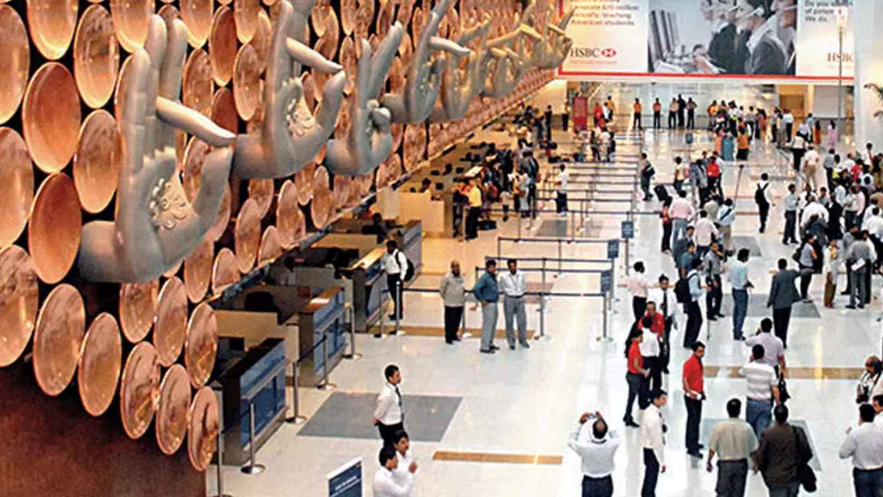 Delhi airport: విమానాశ్రయంలో ఎన్నడూ లేనంత భారీగా పట్టుబడ్డ విదేశీ కరెన్సీ.. ఈ ముగ్గురు కలిసి.. Delhi airport: విమానాశ్రయంలో ఎన్నడూ లేనంత భారీగా పట్టుబడ్డ విదేశీ కరెన్సీ.. ఈ ముగ్గురు కలిసి..