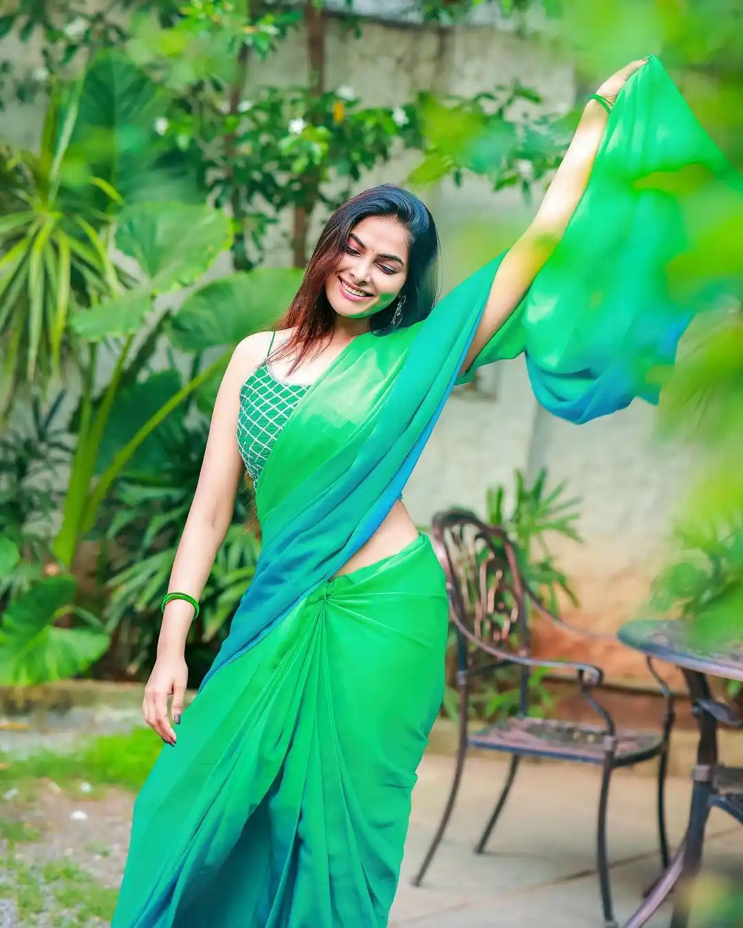 Divi Vadthya cute looks in Green Saree