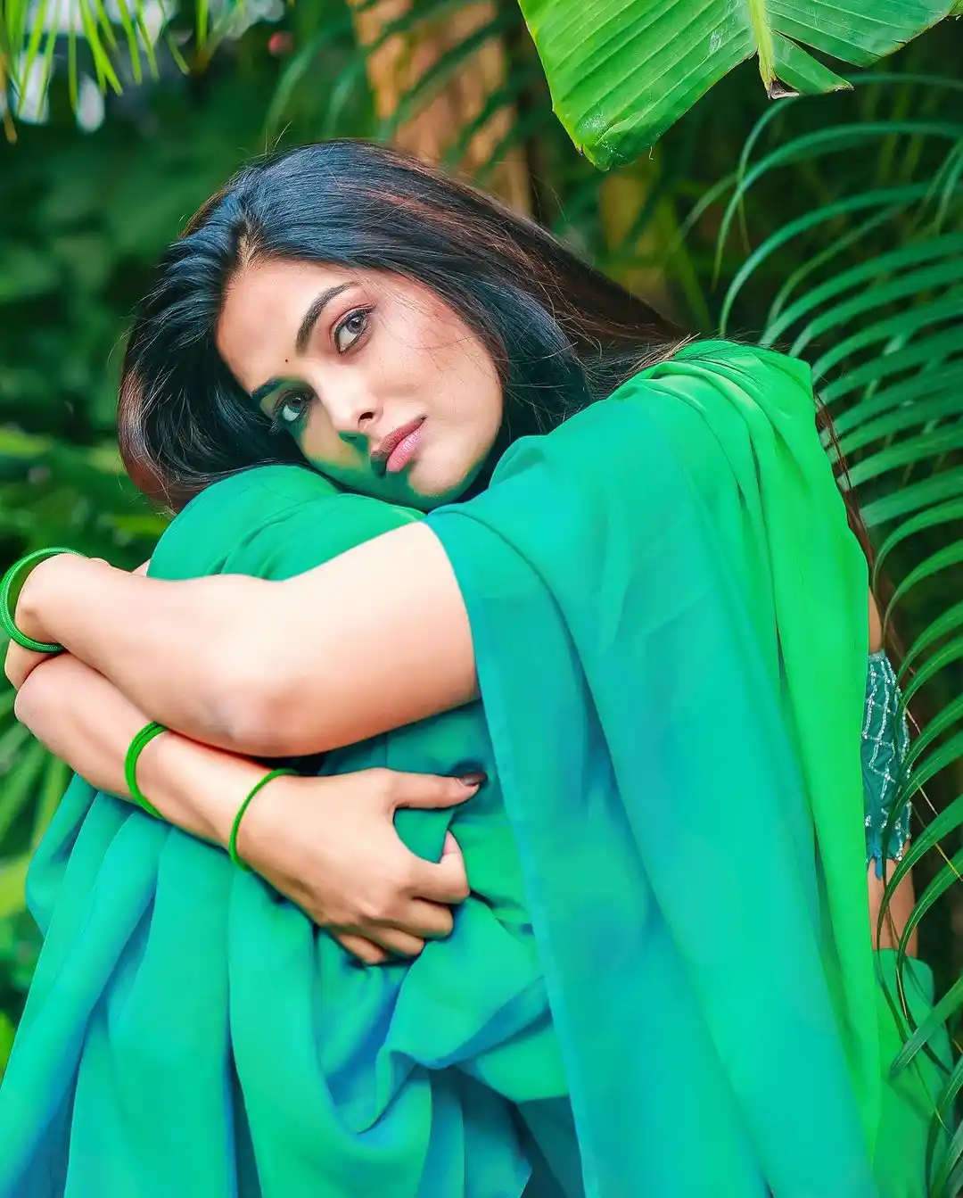 Divi Vadthya cute looks in Green Saree