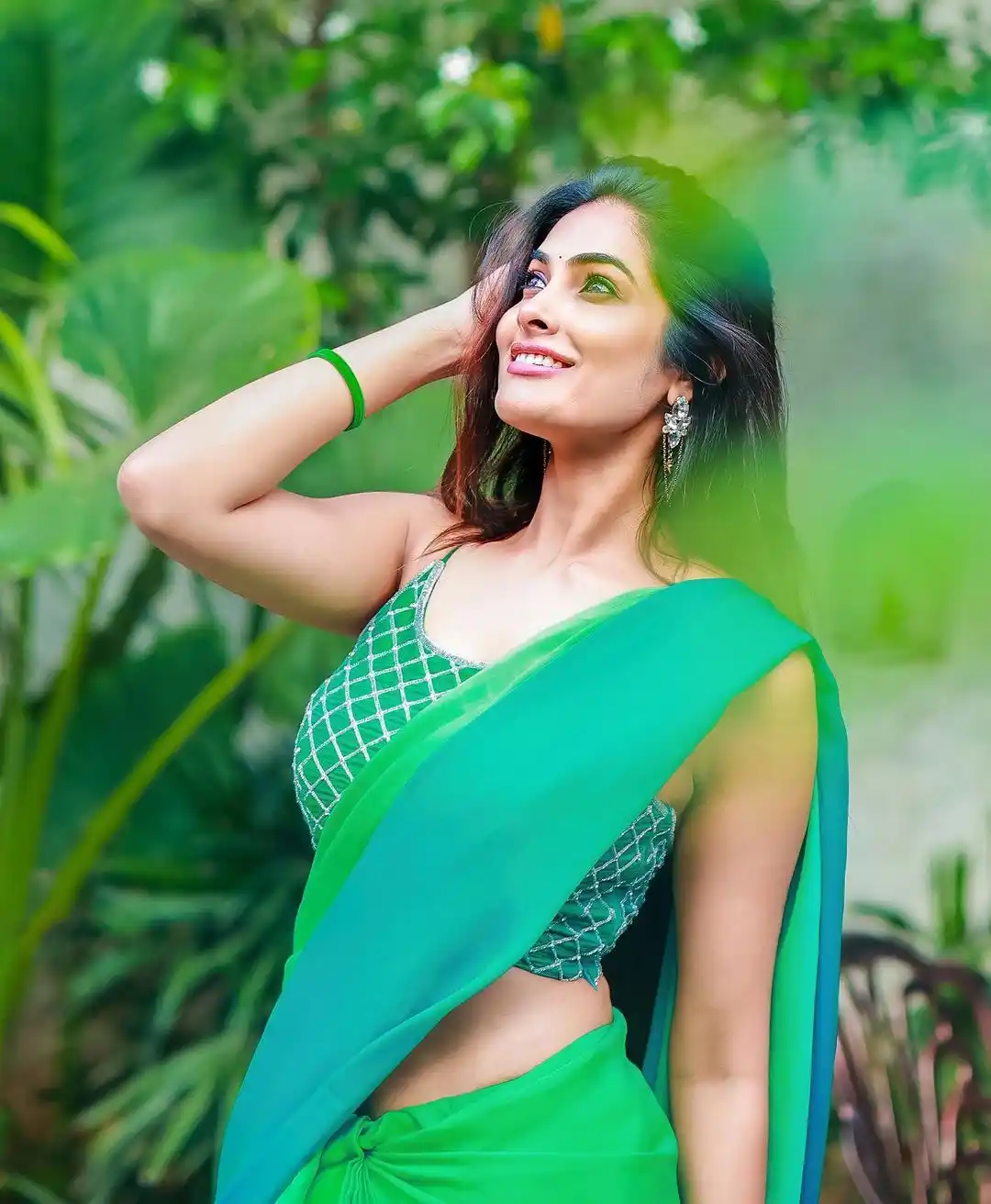 Divi Vadthya cute looks in Green Saree