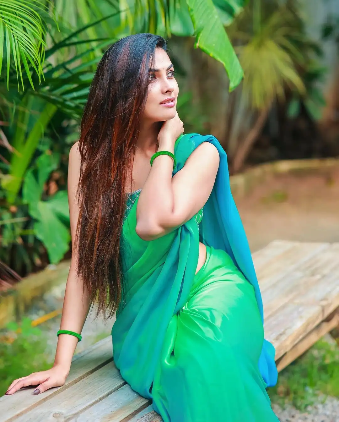 Divi Vadthya cute looks in Green Saree