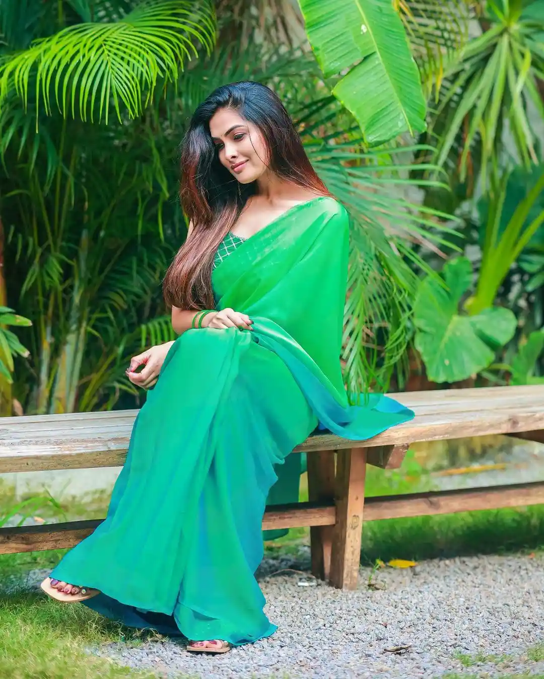 Divi Vadthya cute looks in Green Saree