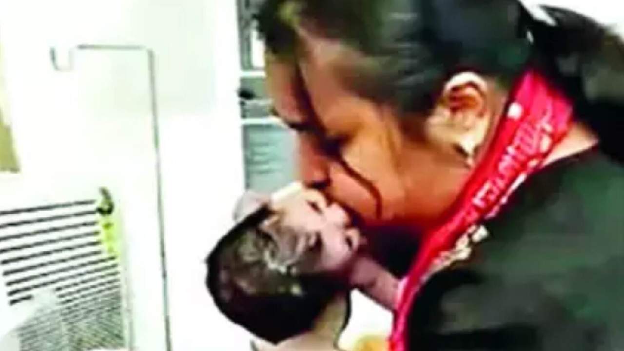 Doctor Revives Newborn Baby: ఊపిరి ఊది చిన్నారి ప్రాణం నిలబెట్టిన డాక్టర్.. వీడియో వైరల్ Doctor Revives Newborn Baby: ఊపిరి ఊది చిన్నారి ప్రాణం నిలబెట్టిన డాక్టర్.. వీడియో వైరల్