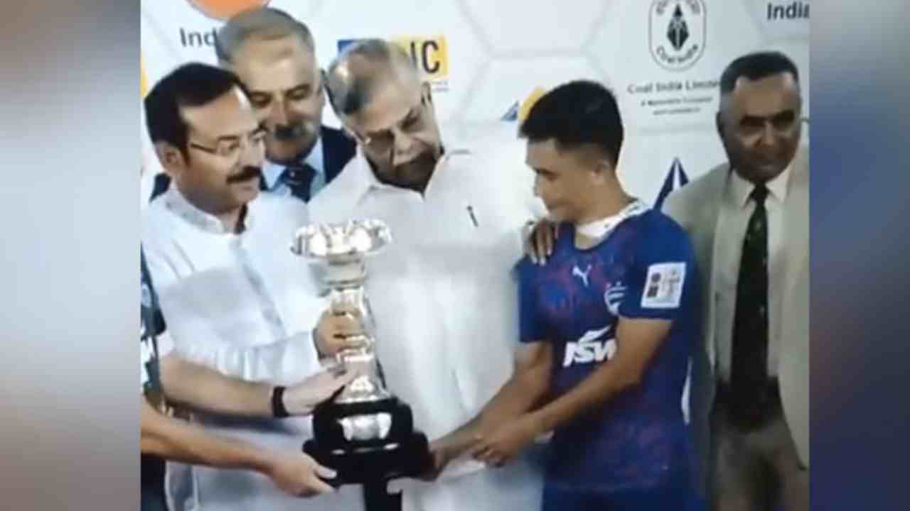 Durand Cup: పొటోలో పడాలి తప్పుకోండి..! ఫొటోకోసం క్రీడాకారులనే పక్కకు నెట్టేసిన అతిథులు.. నెట్టింట్లో వైరల్గా మారిన వీడియో Durand Cup: పొటోలో పడాలి తప్పుకోండి..! ఫొటోకోసం క్రీడాకారులనే పక్కకు నెట్టేసిన అతిథులు.. నెట్టింట్లో వైరల్గా మారిన వీడియో