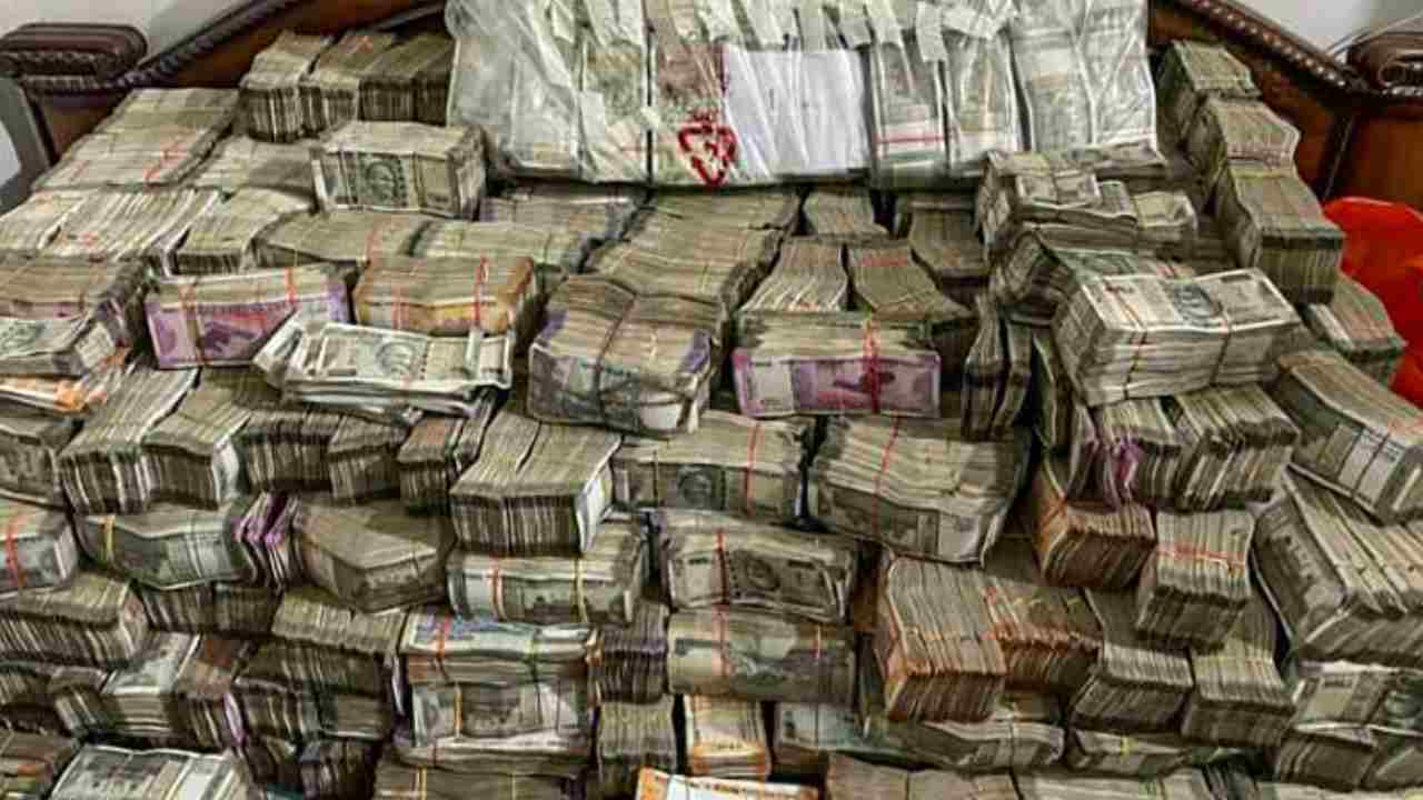ED Raids: మొబైల్ యాప్ మోసం కేసులో ఈడీ దాడులు.. రూ.17.3 కోట్ల నగదు స్వాధీనం ED Raids: మొబైల్ యాప్ మోసం కేసులో ఈడీ దాడులు.. రూ.17.3 కోట్ల నగదు స్వాధీనం