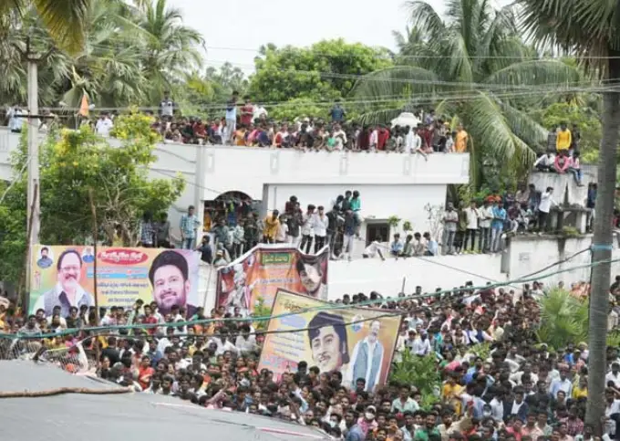 Fans Came In Huge For Prabhas At Mogalthur
