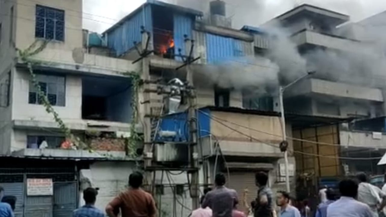 Fire Accident At Footwear factory : ఢిల్లీ ఫుట్వేర్ ఫ్యాక్టరీలో భారీ అగ్నిప్రమాదం Fire Accident At Footwear factory : ఢిల్లీ ఫుట్వేర్ ఫ్యాక్టరీలో భారీ అగ్నిప్రమాదం