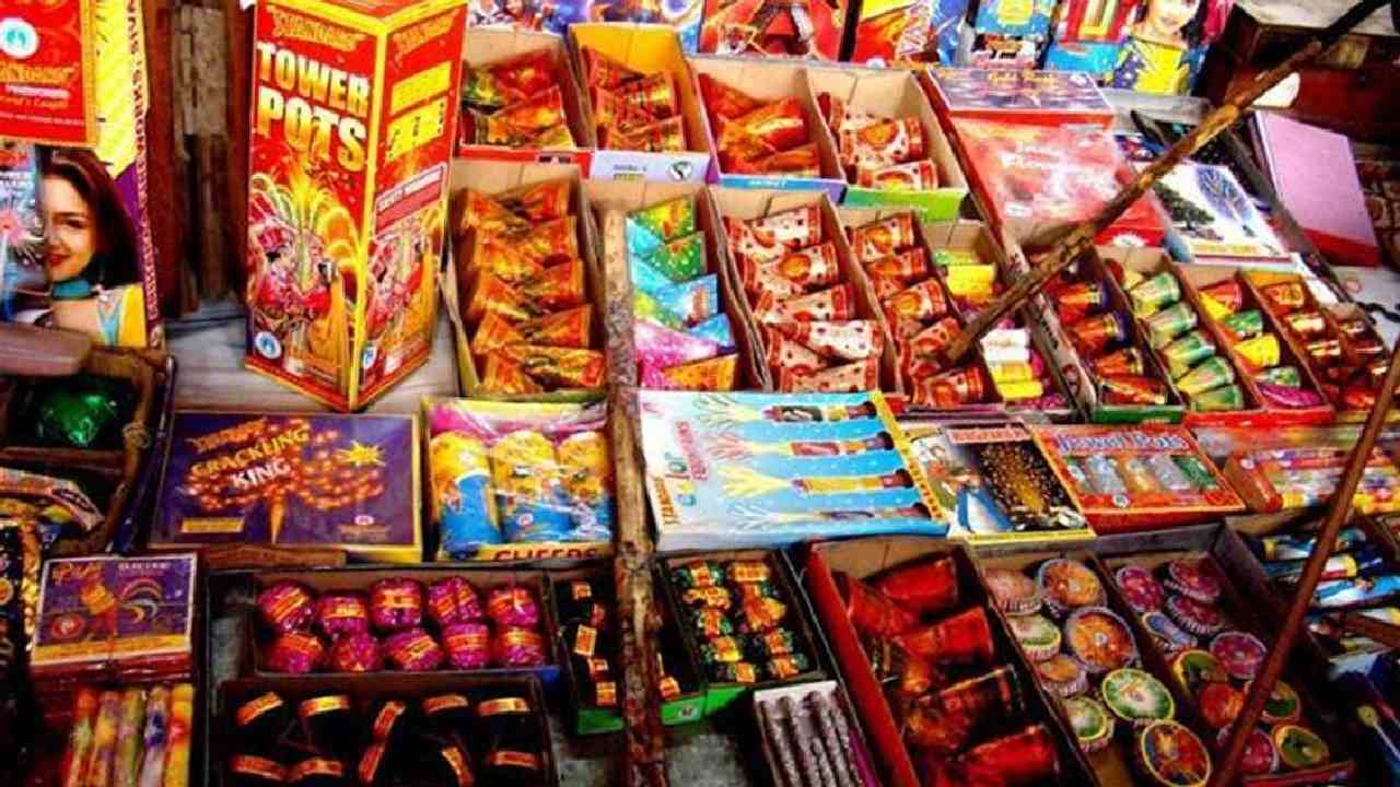 Diwali-2023: దీపావళి వేళ పటాకులపై నిషేధం విధిస్తూ ఢిల్లీ సర్కారు నిర్ణయం Diwali-2023: దీపావళి వేళ పటాకులపై నిషేధం విధిస్తూ ఢిల్లీ సర్కారు నిర్ణయం