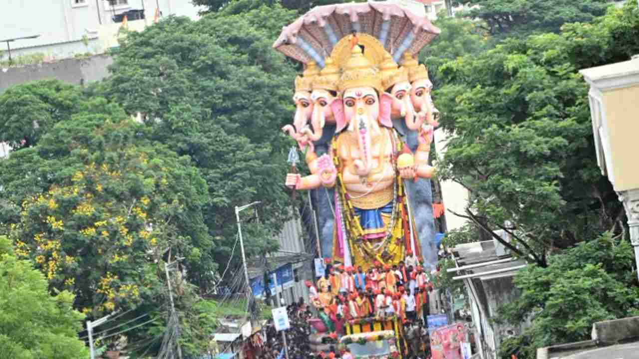 Ganesh Immersion: గంగ ఒడిలోకి మహా గణపయ్య.. నిమజ్జనం ఫోటోలు!