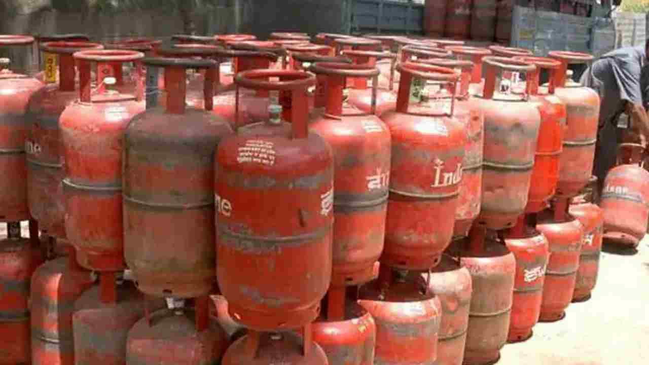 LPG Cylinder Price:: తగ్గిన గ్యాస్ సిలిండర్ ధర.. వినియోగదారులకు ఊరట.. తెలుగు రాష్ట్రాల్లో ఇలా.. LPG Cylinder Price:: తగ్గిన గ్యాస్ సిలిండర్ ధర.. వినియోగదారులకు ఊరట.. తెలుగు రాష్ట్రాల్లో ఇలా..