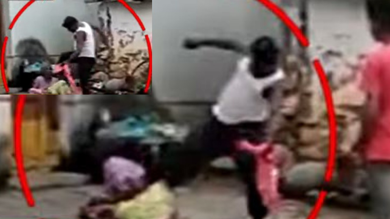 Grandson Kicked Grandmother : పింఛన్ డబ్బులివ్వలేదని నాయనమ్మను కాలితో తన్నుతూ బూతులు తిట్టిన మనువడు Grandson Kicked Grandmother : పింఛన్ డబ్బులివ్వలేదని నాయనమ్మను కాలితో తన్నుతూ బూతులు తిట్టిన మనువడు