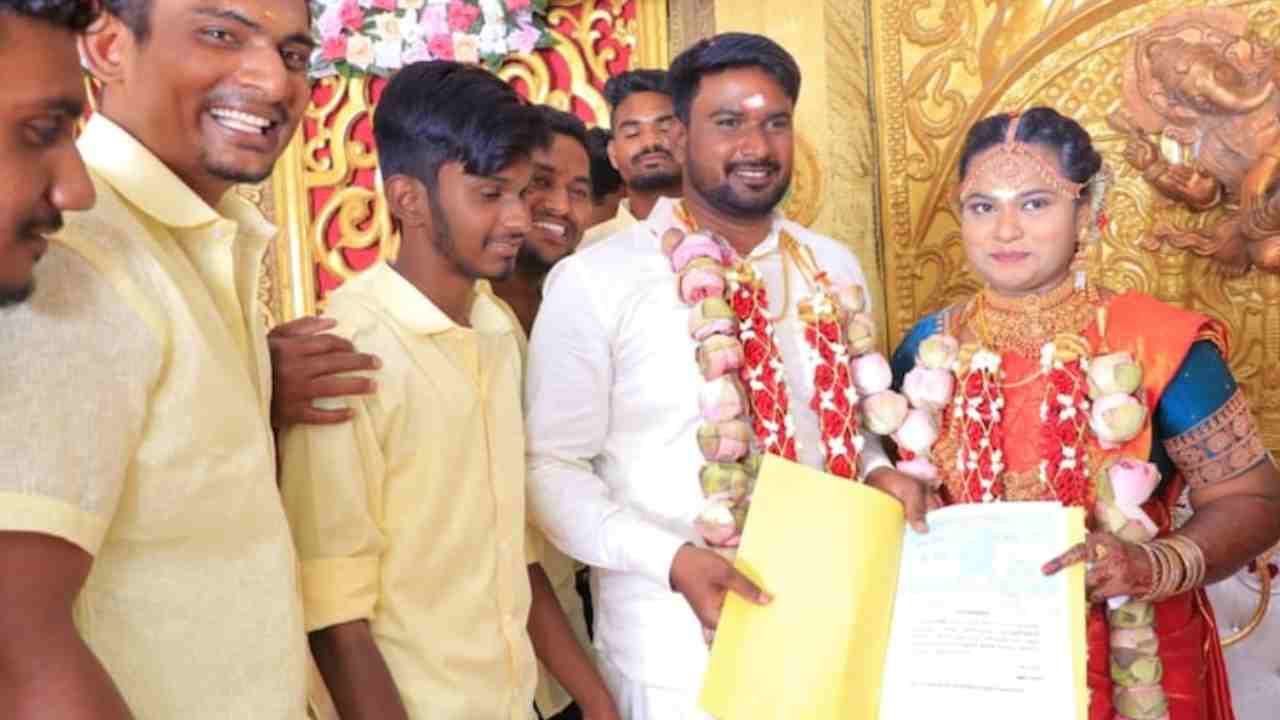 Groom Friends: వింత కోరిక..! పెళ్లికూతురుతో స్టాంప్ పేపర్స్ పై సంతకం చేయించిన పెళ్లికొడుకు స్నేహితులు.. ప్రతీవారం ఆమె అందుకు ఒప్పుకోవాలంట .. Groom Friends: వింత కోరిక..! పెళ్లికూతురుతో స్టాంప్ పేపర్స్ పై సంతకం చేయించిన పెళ్లికొడుకు స్నేహితులు.. ప్రతీవారం ఆమె అందుకు ఒప్పుకోవాలంట ..
