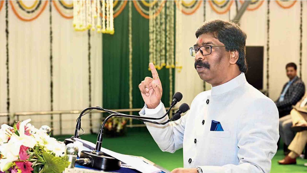 Hemant Soren: ఝార్ఖండ్ రాజకీయ అనిశ్చితికి తెర.. విశ్వాస పరీక్షలో నెగ్గిన హేమంత్ సోరెన్ సర్కారు Hemant Soren: ఝార్ఖండ్ రాజకీయ అనిశ్చితికి తెర.. విశ్వాస పరీక్షలో నెగ్గిన హేమంత్ సోరెన్ సర్కారు