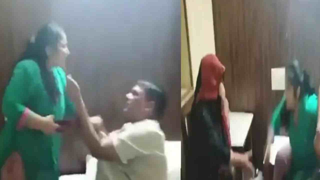 Husband Caught In Hotel: ప్రియురాలితో హోటల్లో భర్త రాసలీలలు.. ఇద్దరిని చితకబాదిన భార్య.. వీడియో వైరల్ Husband Caught In Hotel: ప్రియురాలితో హోటల్లో భర్త రాసలీలలు.. ఇద్దరిని చితకబాదిన భార్య.. వీడియో వైరల్