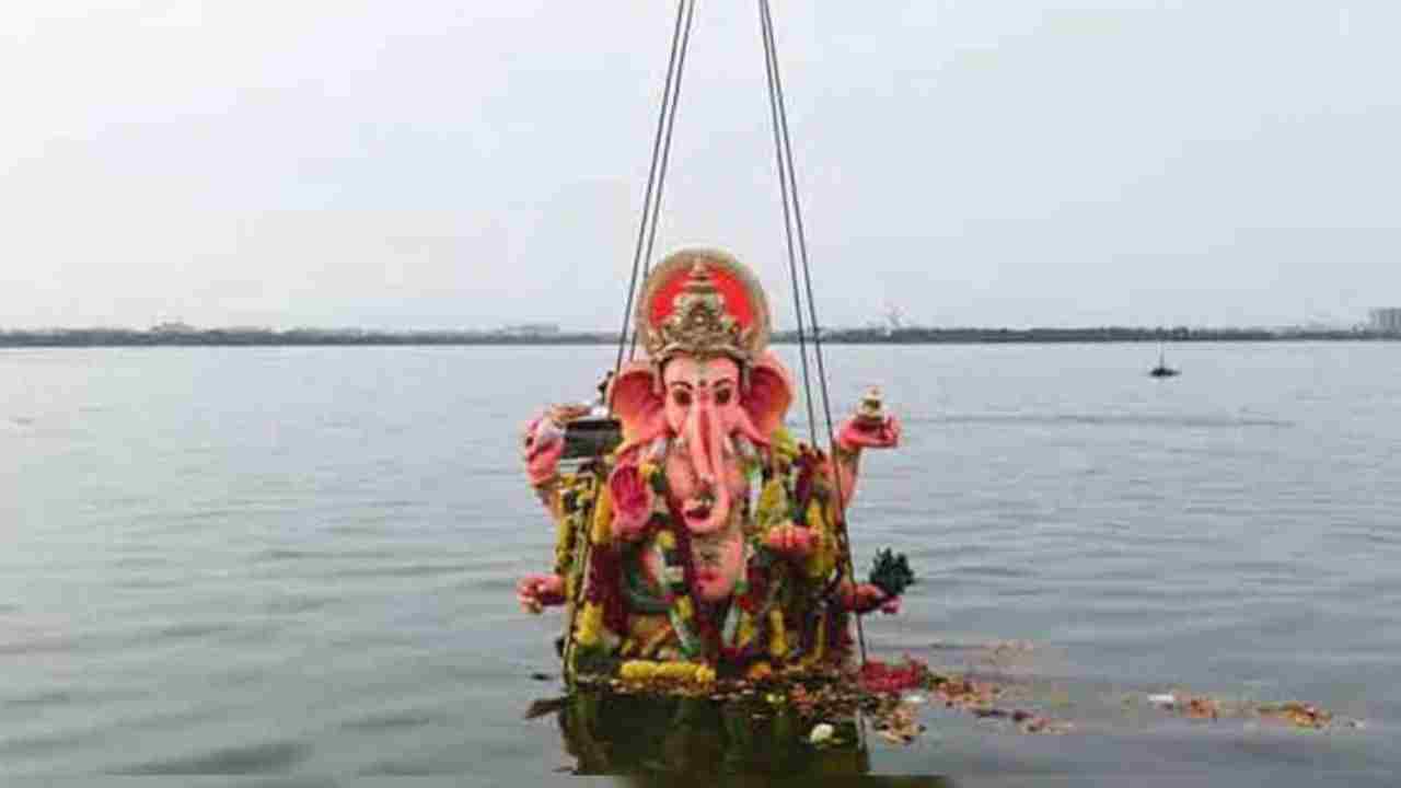 Hyderabad Ganesh Immersion 2022: గణనాథుల నిమజ్జనాలకు అంతా రెడీ.. హుస్సేన్సాగర్ వద్ద ప్రత్యేక ఏర్పాట్లు చేసిన ప్రభుత్వం Hyderabad Ganesh Immersion 2022: గణనాథుల నిమజ్జనాలకు అంతా రెడీ.. హుస్సేన్సాగర్ వద్ద ప్రత్యేక ఏర్పాట్లు చేసిన ప్రభుత్వం