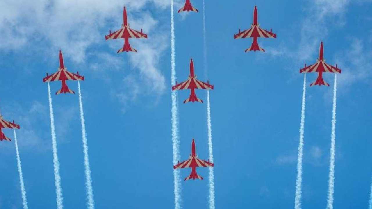 Indian Air Force: యుద్ధ విమానాలతో ఒళ్లు జలధరించేలా భారత వాయుసేన విన్యాసాలు.. ఆకట్టుకుంటున్న వీడియో Indian Air Force: యుద్ధ విమానాలతో ఒళ్లు జలధరించేలా భారత వాయుసేన విన్యాసాలు.. ఆకట్టుకుంటున్న వీడియో