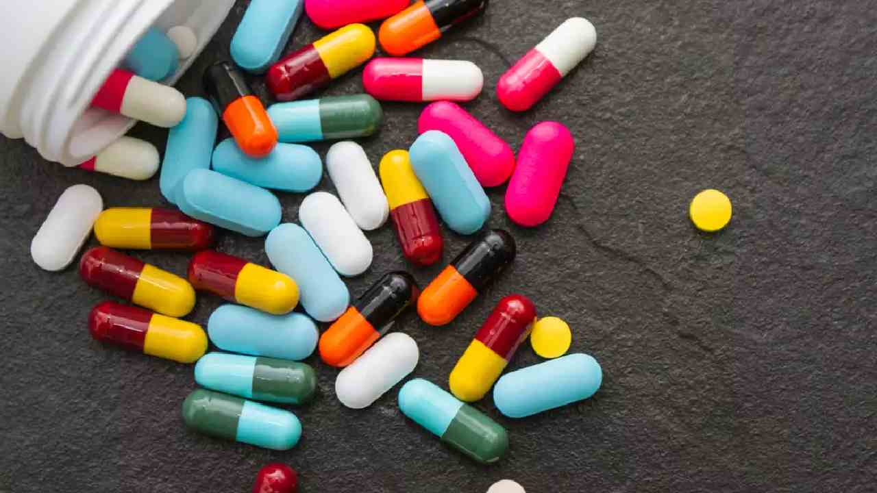 Indians Use Antibiotics: యాంటీబయాటిక్స్ ఎక్కువగా వాడుతున్న ఇండియన్స్.. టాప్లో అజిత్రోమైసిన్ Indians Use Antibiotics: యాంటీబయాటిక్స్ ఎక్కువగా వాడుతున్న ఇండియన్స్.. టాప్లో అజిత్రోమైసిన్